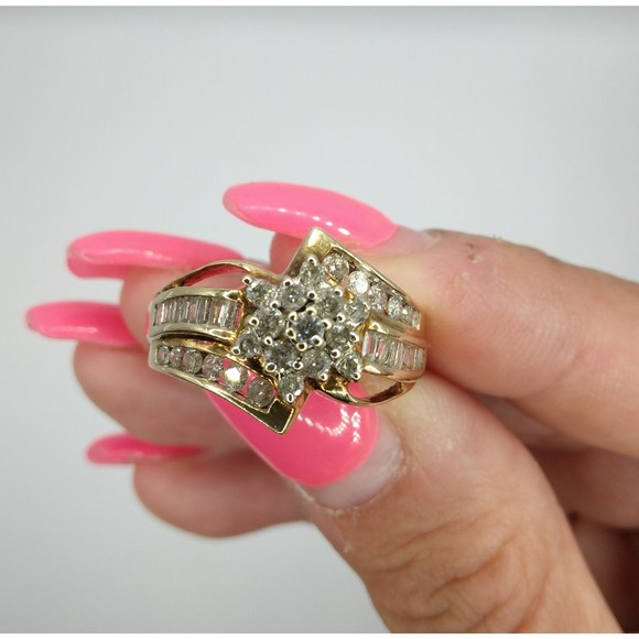 10kt Gold diamond flower ring - Picture 1 of 9